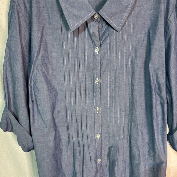 Karen Scott 2x blue chambray longer style button down blouse 💯 cotton euc - Picture 3 of 6